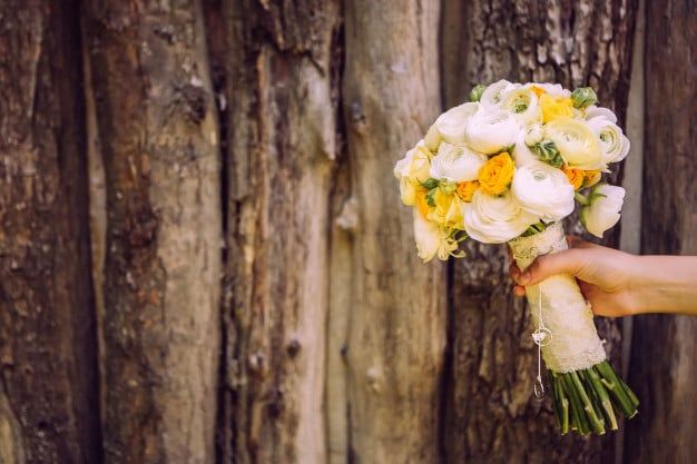 Ramo novia claveles blancos ranunculos delicado bouquet amarillo blanco hojas eucalipto
