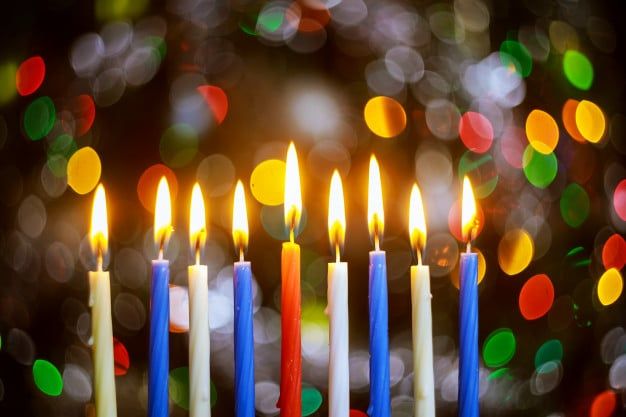 menorah velas encendidas hanukkah superficie brillante luces borrosas
