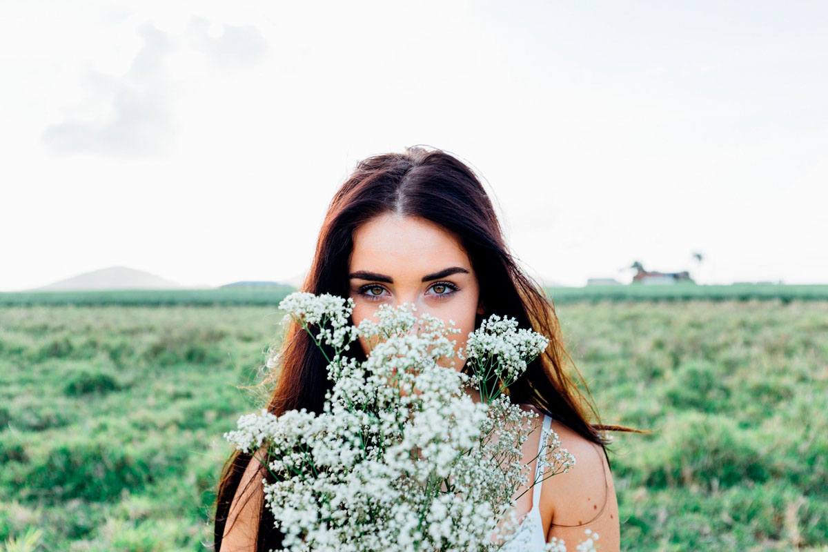 mujer con ramo flores 1