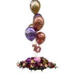 centro de mesa con globos lleno de color