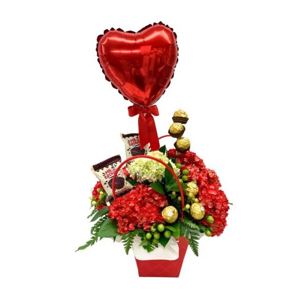 arreglo floral corazon globo chocolates