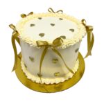 torta crema corazones moños dorado