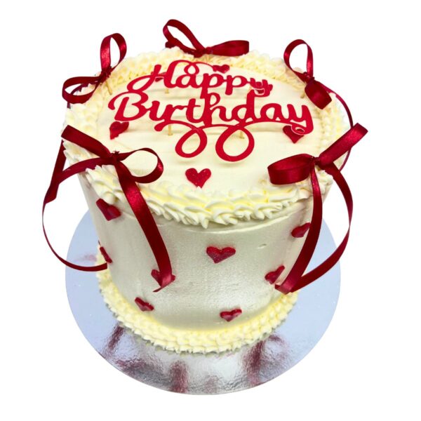 torta crema corazones moños rojos
