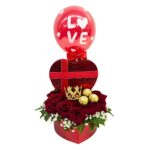 arreglo floral corazon rosas globo